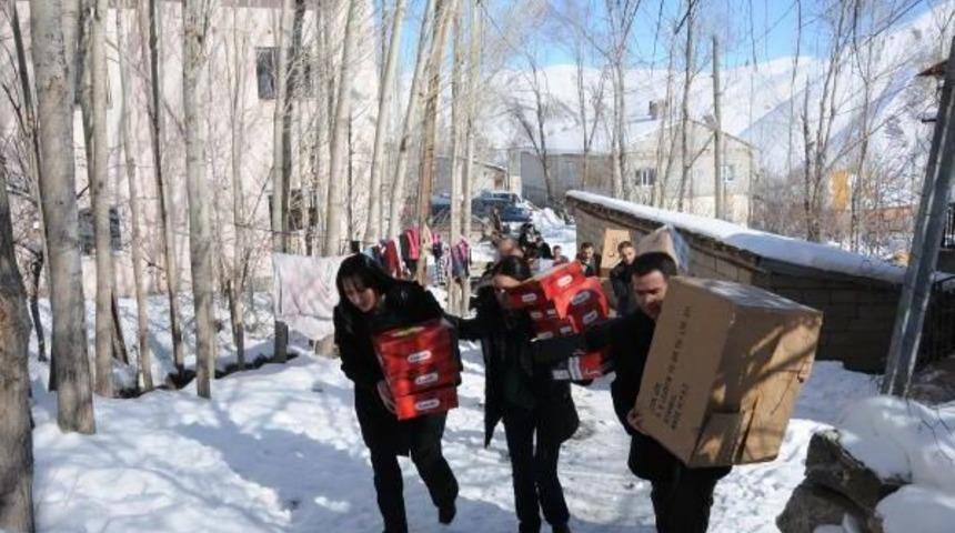 Kadın Belediye Başkanı Minik Öğrencileri Giydirdi