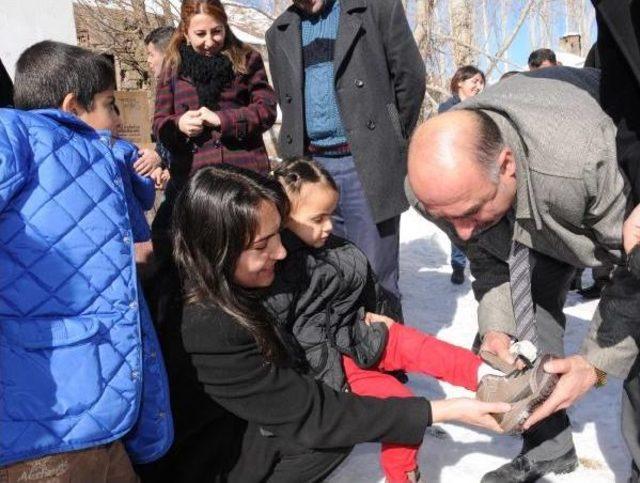 Kadın Belediye Başkanı Minik Öğrencileri Giydirdi