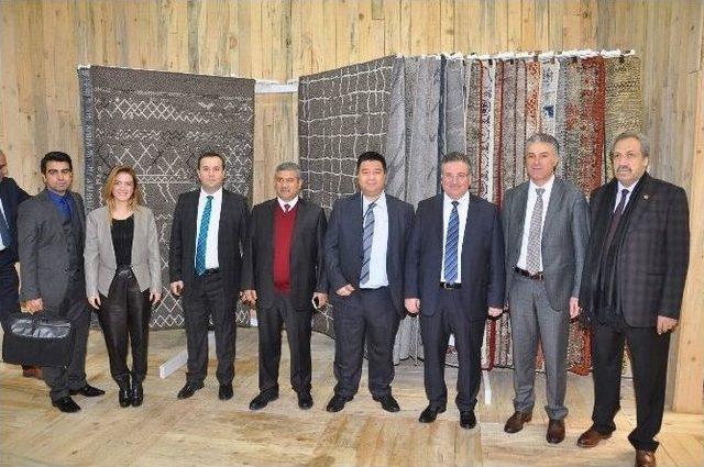 Domotex Halı Fuarında Gençler İş Başında