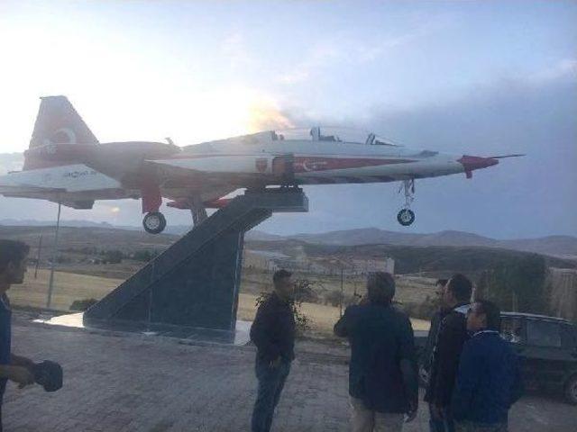 Kayseri'de Türklük Anıtı'na F-5 Uçağı Monte Edildi