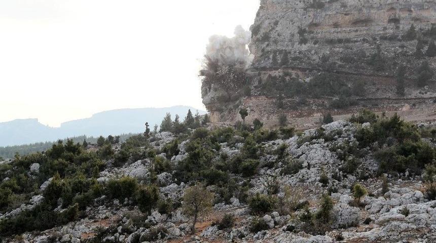 Yol G&uuml;venliğini Tehlikeye Atan Kire&ccedil;taşı Patlatıldı
