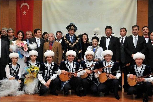 Kazak Halk Orkestrası Dostluk Konseri Verdi