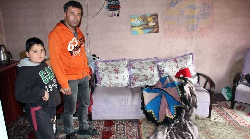 Şiddetli Yağış 3 Kişilik Aileyi Zor Durumda Bıraktı