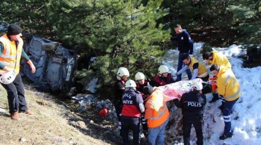 Otomobil Şarampole Yuvarlandı: 1 &Ouml;l&uuml;, 5 Yaralı