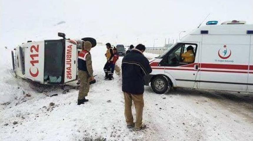 Hasta Almaya Giden Ambulans Yan Yattı: &Uuml;&ccedil; Yaralı