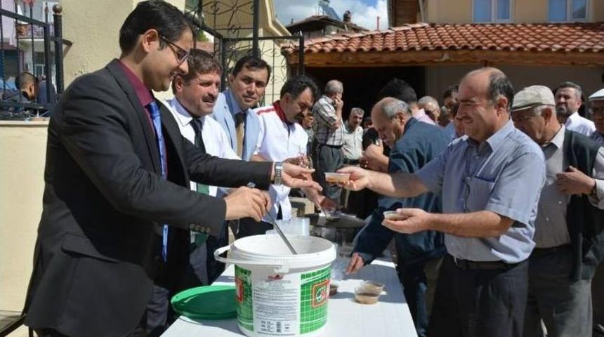 Selendi&rsquo;de İmamlar Aşure Dağıttı