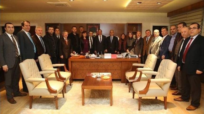 Ankaralılar Derneği&rsquo;nden Başkan Duruay&rsquo;a Plaket