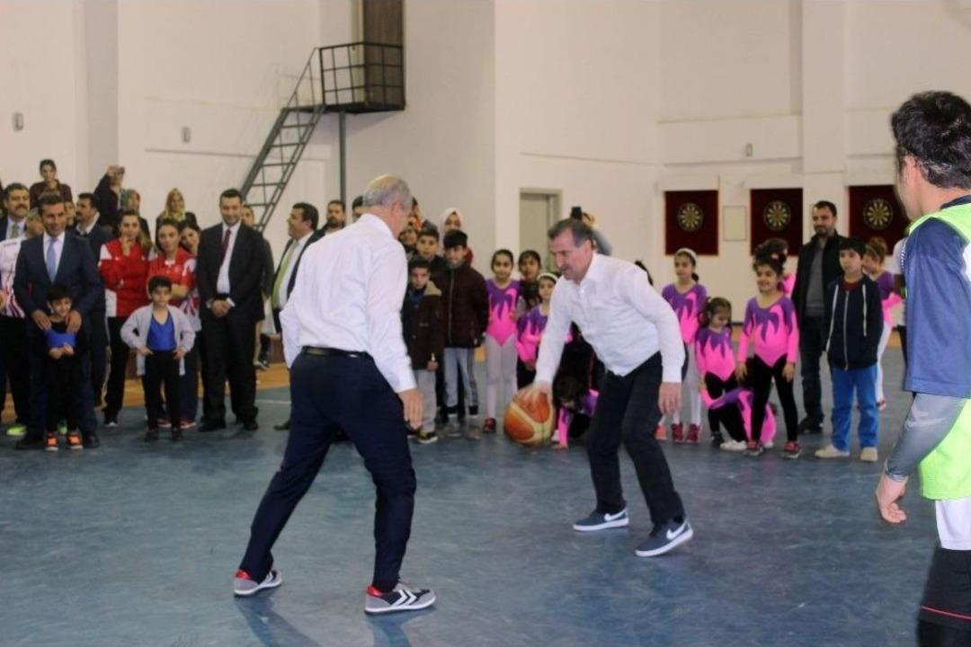 Gen&ccedil;lik Ve Spor Bakanı Gen&ccedil;lerle Basketbol Oynadı