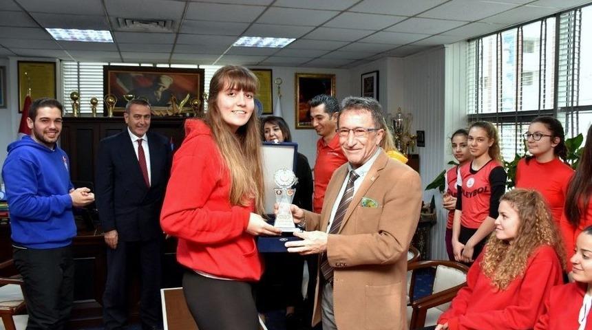 Edremit&rsquo;in Voleybolcu Kızları 2. Lig Yolunda