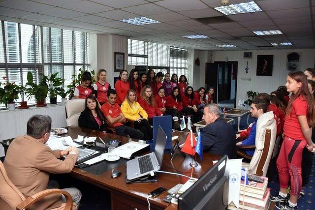 Edremit’in Voleybolcu Kızları 2. Lig Yolunda