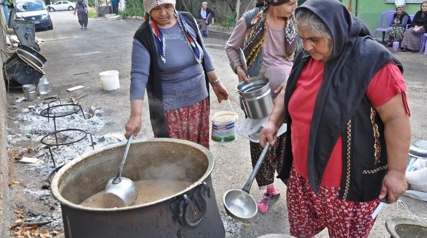 G&ouml;lbaşı İl&ccedil;esinde Bin Kişilik Aşure Dağıtımı Yapıldı