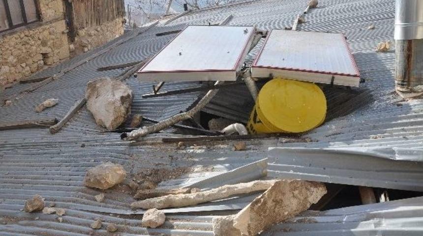 Evin &Uuml;zerine Kaya Par&ccedil;aları Yağdı