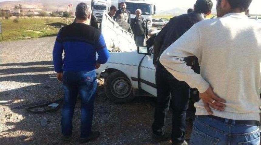 Birecik&rsquo;Te Otomobil Ile Kamyon &Ccedil;arpıştı; 1 &Ouml;l&uuml;, 2 Yaralı