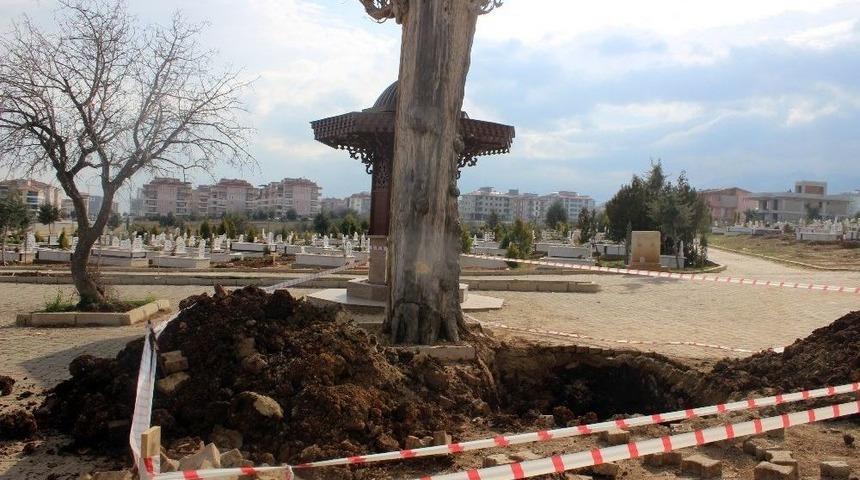 Mezarlıkta Kep&ccedil;eyle Kazı Yapan 9 Kişi Tutuklandı