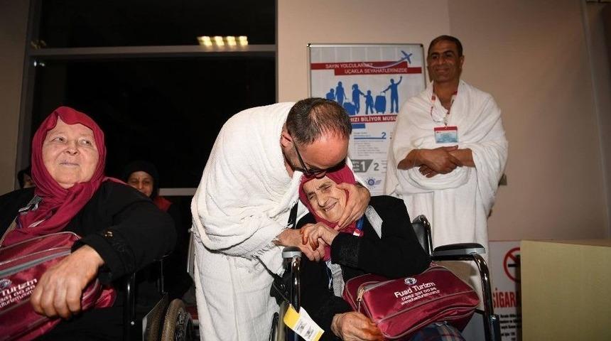 Başkan &Uuml;z&uuml;lmez, Alo Evlat Hattı B&uuml;y&uuml;kleri İle Umre&rsquo;ye Gitti