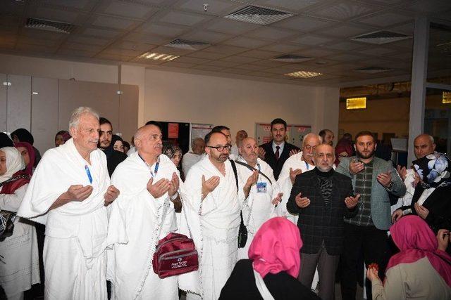 Başkan &Uuml;z&uuml;lmez, Alo Evlat Hattı B&uuml;y&uuml;kleri İle Umre&rsquo;ye Gitti 1