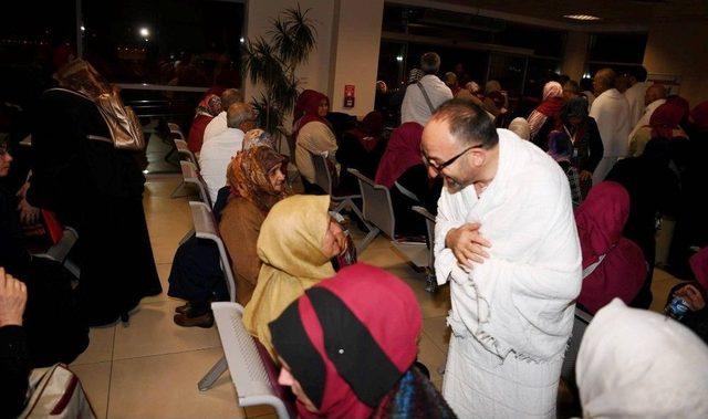 Başkan &Uuml;z&uuml;lmez, Alo Evlat Hattı B&uuml;y&uuml;kleri İle Umre&rsquo;ye Gitti 2