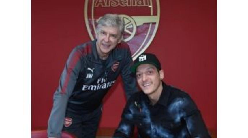 Mesut &Ouml;zil İmzayı Attı, Arsenal Tarihine Ge&ccedil;ti