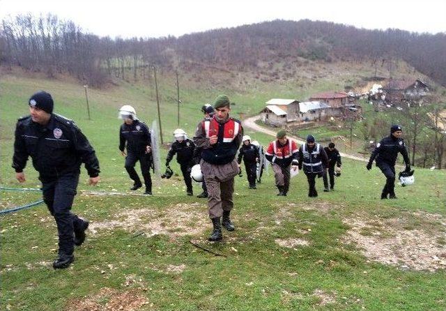 Bolu Polisi K&ouml;ye Baskın D&uuml;zenledi 1
