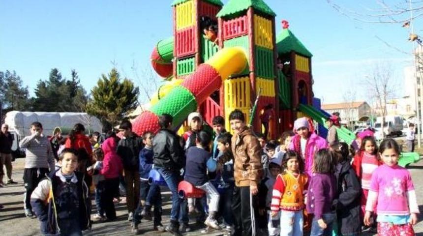 Siverekli &Ccedil;ocuklar Parka Kurulan Oyuncaklara Akın Etti