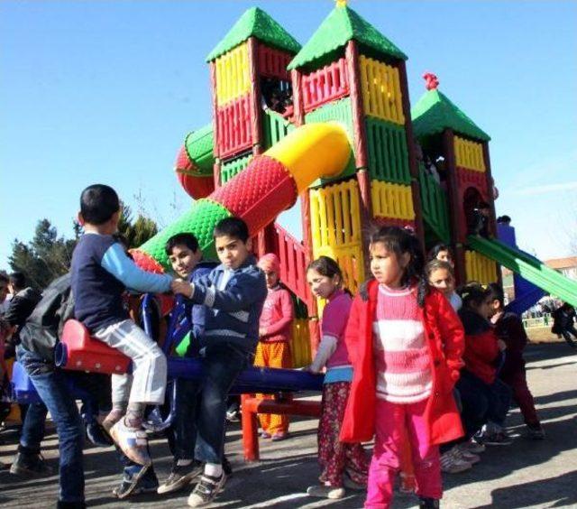 Siverekli &Ccedil;ocuklar Parka Kurulan Oyuncaklara Akın Etti 1