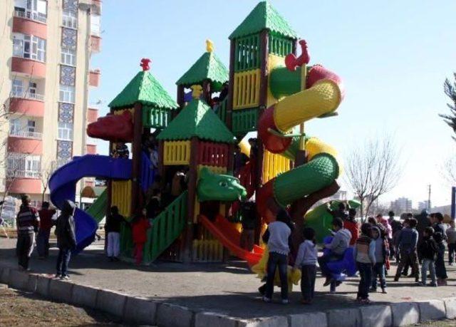 Siverekli &Ccedil;ocuklar Parka Kurulan Oyuncaklara Akın Etti 2