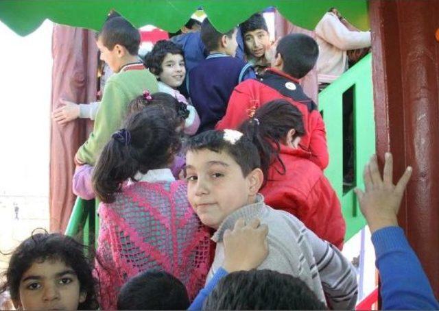 Siverekli &Ccedil;ocuklar Parka Kurulan Oyuncaklara Akın Etti 3