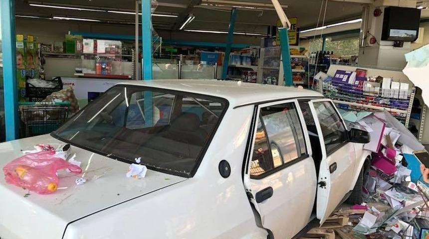 Antalya&rsquo;da İki Otomobil Markete Girdi