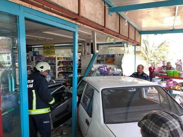 Antalya&rsquo;da İki Otomobil Markete Girdi 1