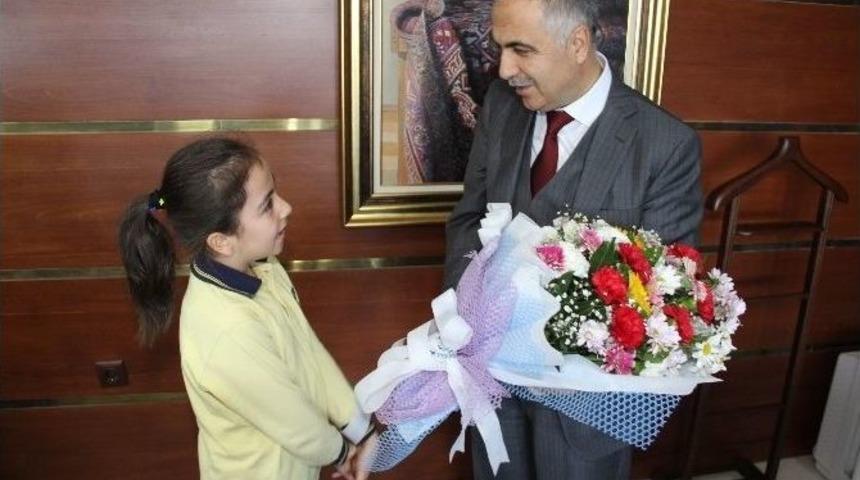 Vali Karahan&rsquo;a &Ouml;ğrencilerden Ziyaret