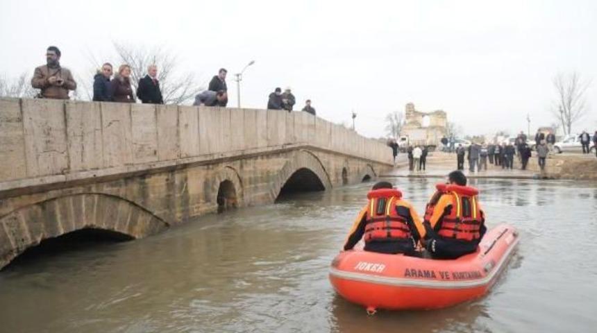 Edirne'de 2 Arkadaşın Otomobille Nehre U&ccedil;tuğu Sanılıyor