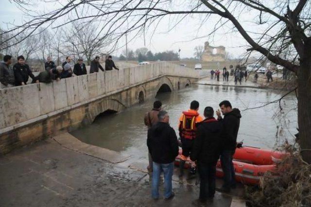 Edirne'de 2 Arkadaşın Otomobille Nehre Uçtuğu Sanılıyor