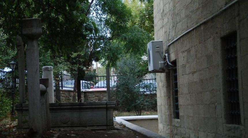 506 Yıllık Tarihi Camide Tepki &Ccedil;eken Klima G&ouml;r&uuml;nt&uuml;s&uuml;