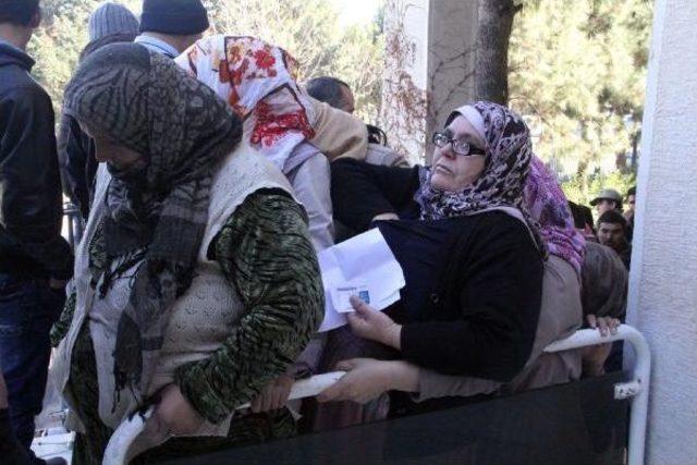 Suriyelilere Kıyafet Yardımı Izdihama D&ouml;n&uuml;şt&uuml; 1