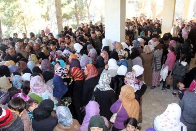 Suriyelilere Kıyafet Yardımı Izdihama D&ouml;n&uuml;şt&uuml; 2
