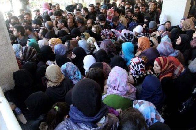 Suriyelilere Kıyafet Yardımı Izdihama D&ouml;n&uuml;şt&uuml; 3