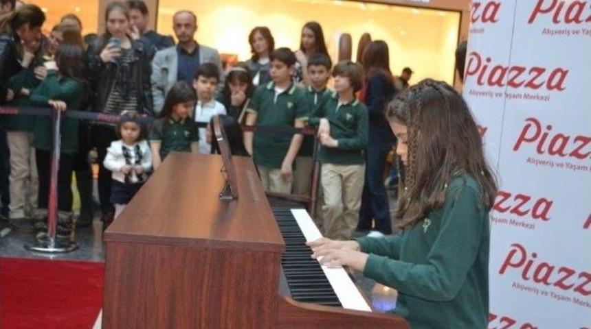 Piazza Avym&rsquo;de M&uuml;zik Her Yerde