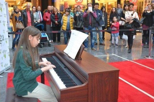 Piazza Avym’de Müzik Her Yerde