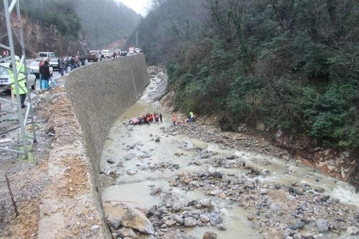Otomobil Dereye U&ccedil;tu: 1 &Ouml;l&uuml;, 3 Yaralı