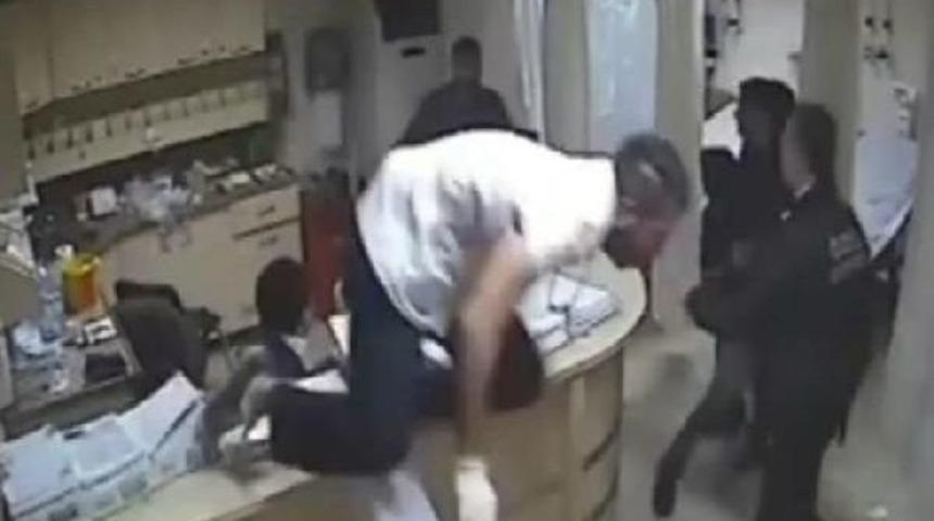 Sağlık &Ccedil;alışanlarına Bı&ccedil;aklı Saldırı G&uuml;venlik Kamerasında