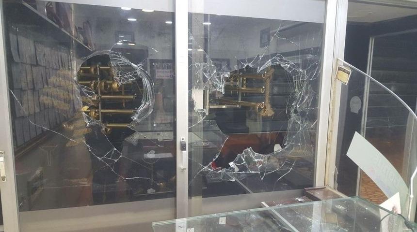 (&ouml;zel) K&uuml;&ccedil;&uuml;k&ccedil;ekmece&rsquo;de L&uuml;ks Ara&ccedil;la Kuyumcu Soygunu Kamerada