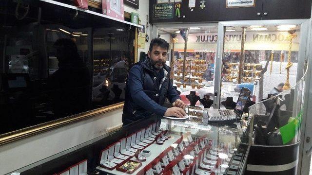 (&ouml;zel) K&uuml;&ccedil;&uuml;k&ccedil;ekmece&rsquo;de L&uuml;ks Ara&ccedil;la Kuyumcu Soygunu Kamerada 1