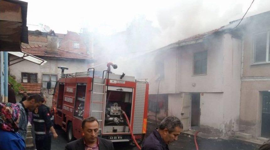 Tavşanlı&rsquo;da &Ccedil;atı Yangını