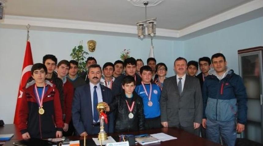 Şampiyon G&uuml;reş&ccedil;ilerden Başkan Erdoğan&rsquo;a Ziyaret
