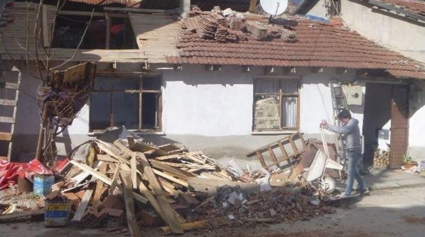 Lodos Sonrası Evlerin &Ccedil;atılarında Tadilat &Ccedil;alışmaları Başladı