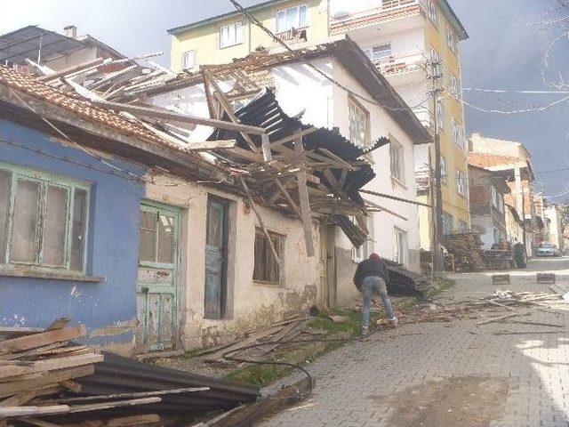 Lodos Sonrası Evlerin Çatılarında Tadilat Çalışmaları Başladı