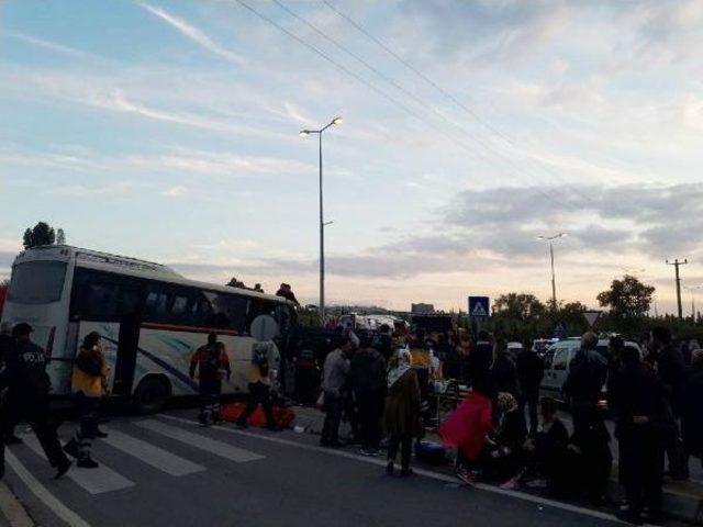 Gebze'de Işçi Servisi Tır'a Çarptı: 14 Yaralı