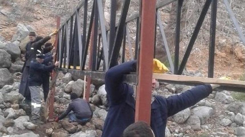 Aladağ&rsquo;da Derelere Yaya K&ouml;pr&uuml;s&uuml; Yapılıyor