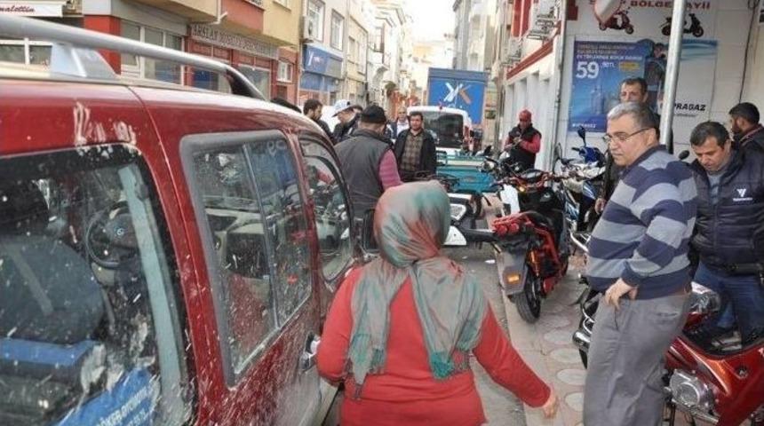 Fren Yerine Gaza Basan S&uuml;r&uuml;c&uuml;n&uuml;n D&uuml;kkana Daldığı Anlar Kamerada