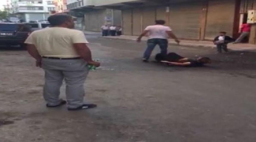 Eşini Sokak Ortasında &Ccedil;ocuğunun G&ouml;z&uuml; &Ouml;n&uuml;nde Bı&ccedil;akladı